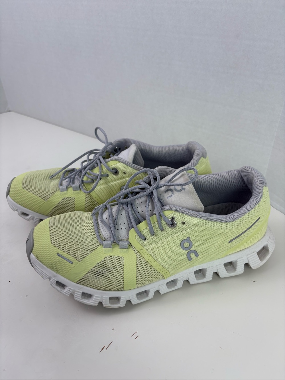 On Running clouds woman’s Lace-Up Sneakers Lime green Gray size 8